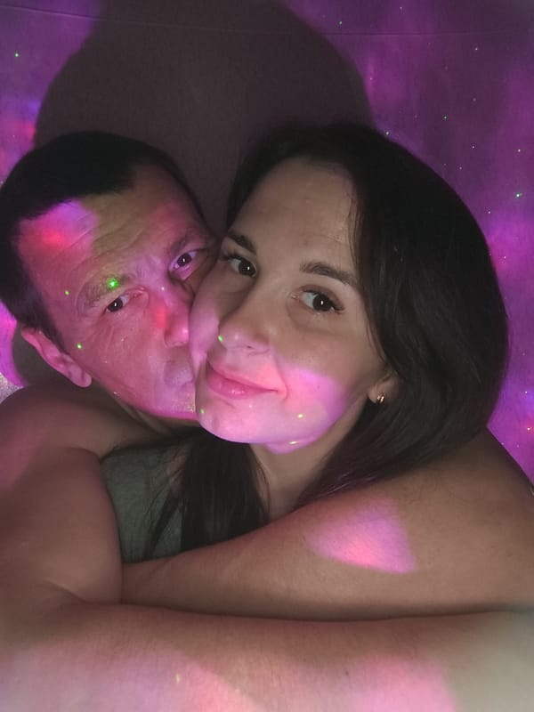 Couple and woman photographed in intimate moments in Фоки