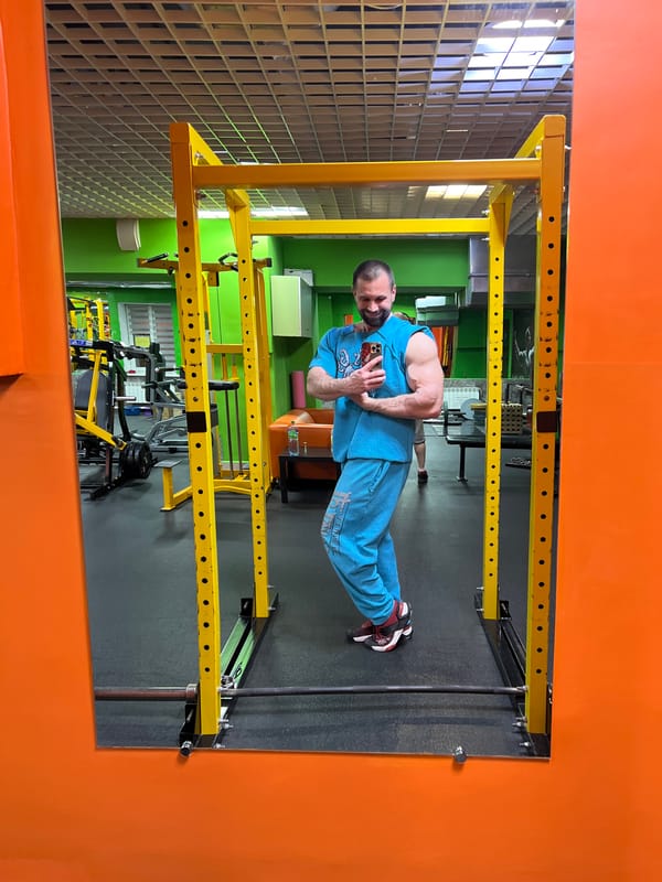 Man takes gym mirror selfie in Yoshkar-Ola