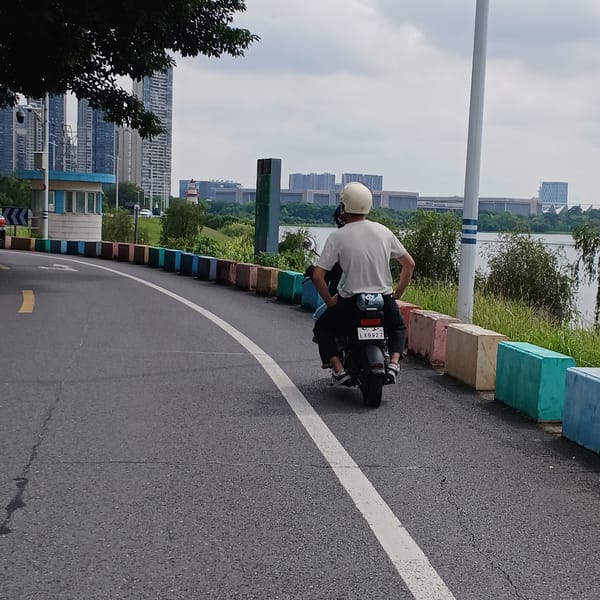 Morning motorcycle journey documented in Shunde District parkland