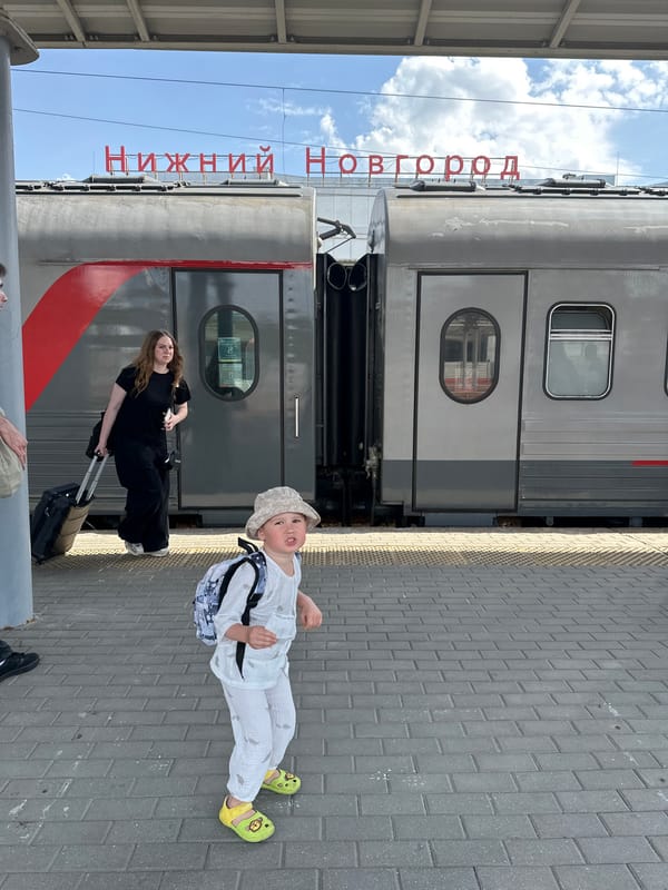 Ordinary morning activity captured at Nizhny Novgorod train station