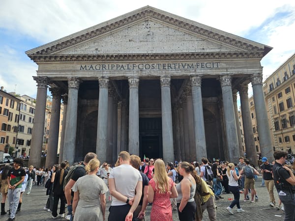 Tourist captures classic view of Rome's ancient Pantheon temple