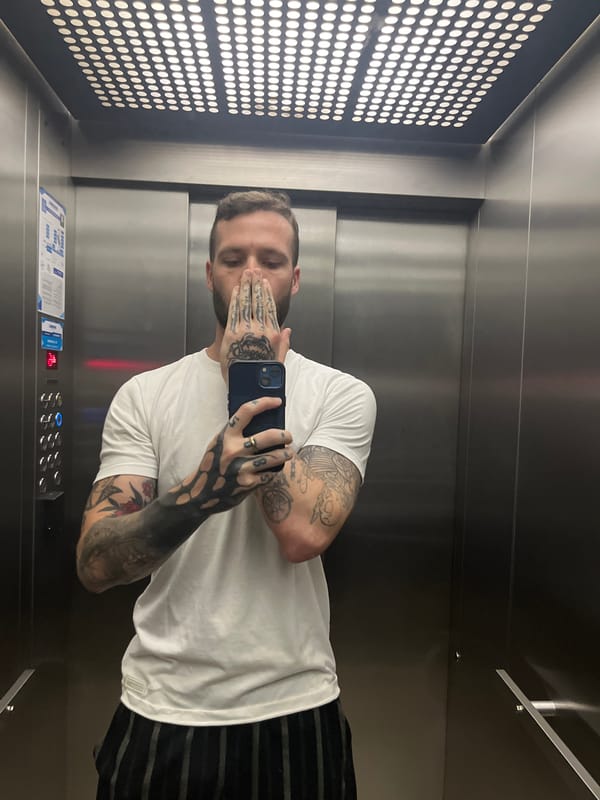 Man takes elevator selfies in Cordoba, Argentina