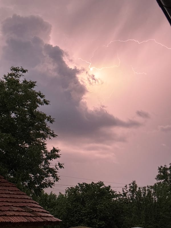 Thunderstorm with lightning strikes hits Pchelnik, Bulgaria