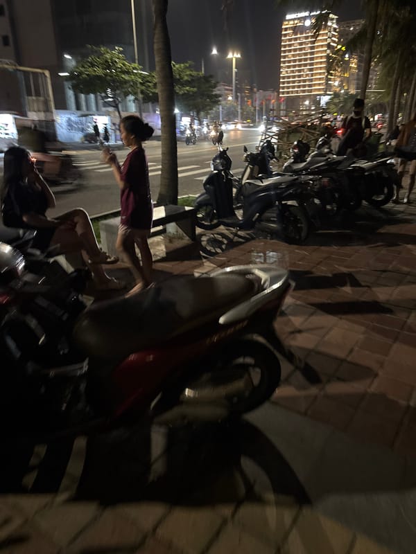 Evening leisure scenes captured along Đà Nẵng beachfront