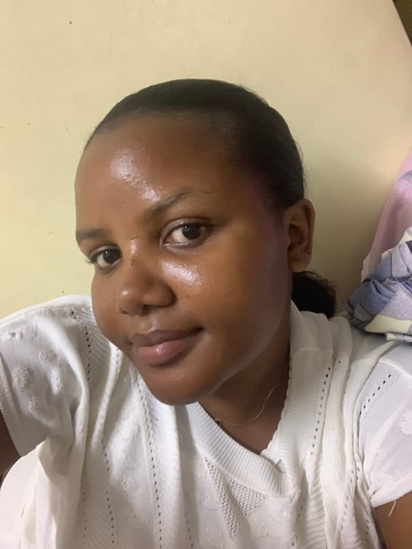 Woman poses for indoor photo session in Dar es-Salaam