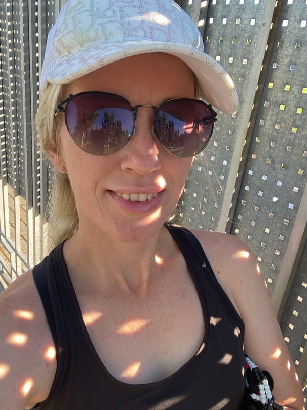 Outdoors between pink walls, sunny day, casual summer look
