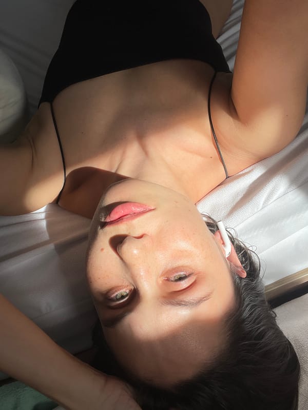 Woman takes bathroom selfies in Izhevsk