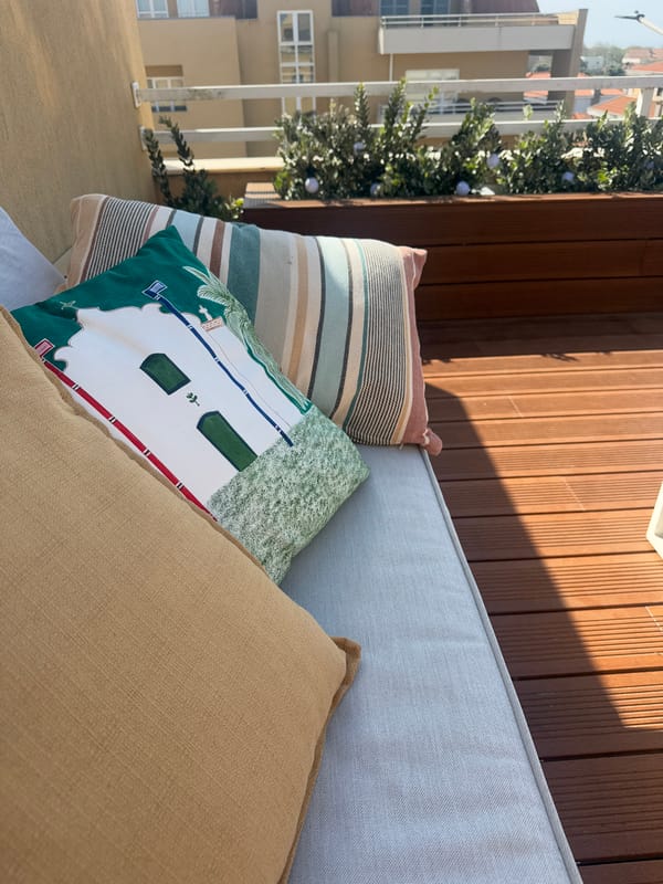 Balcony scene documented in Vila Nova de Gaia, Portugal