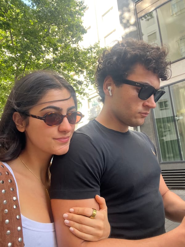 Couple photographed in casual portraits in Madrid