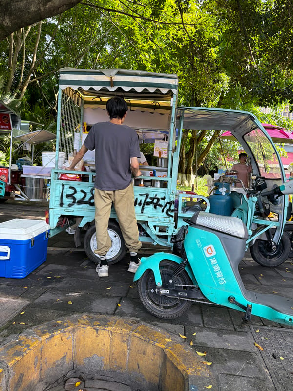 Morning street life documented across Chongqing High-tech Zone