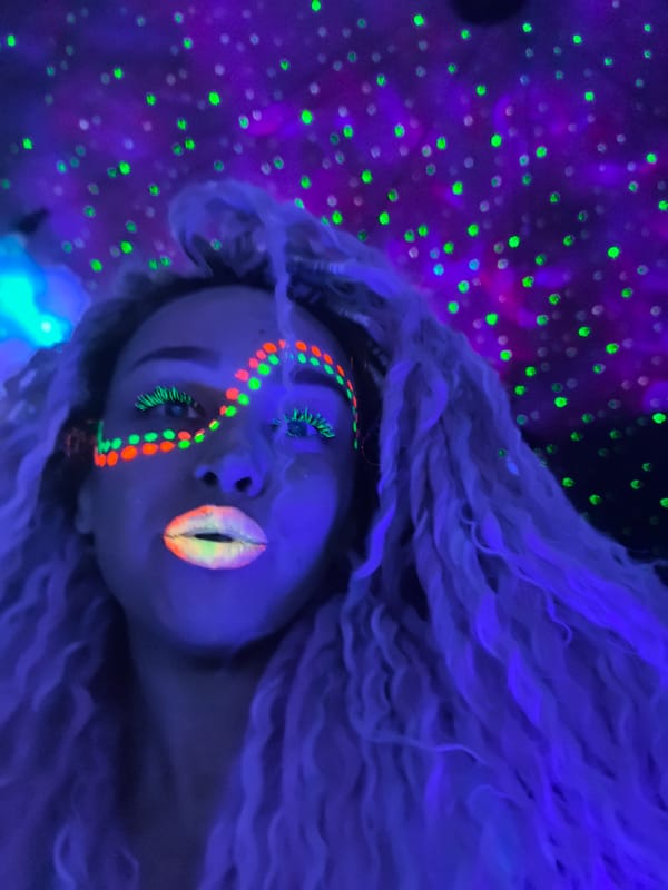 Person photographed under blacklight at Noviy Russia event