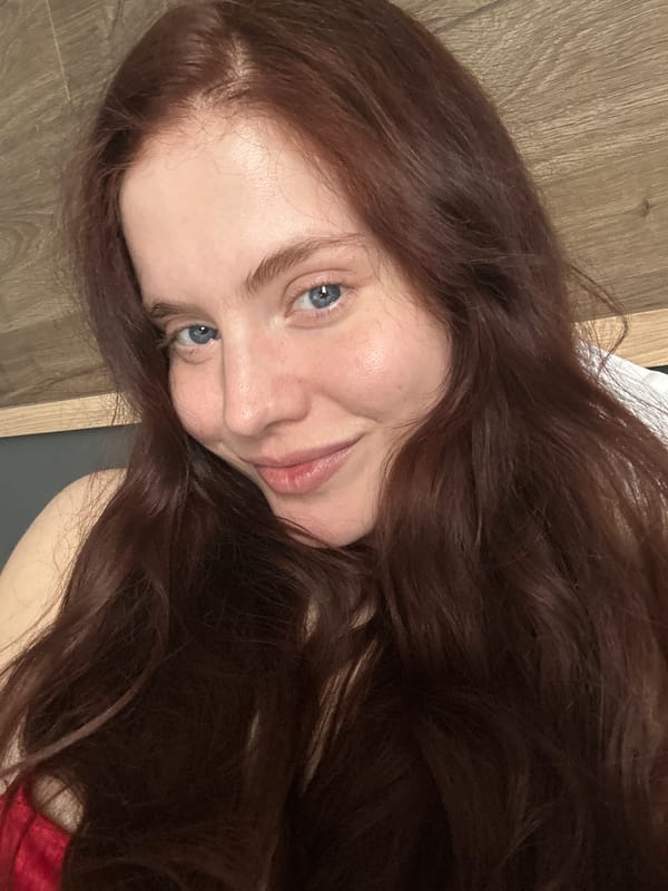 Women demonstrate modeling techniques in Riga studio session