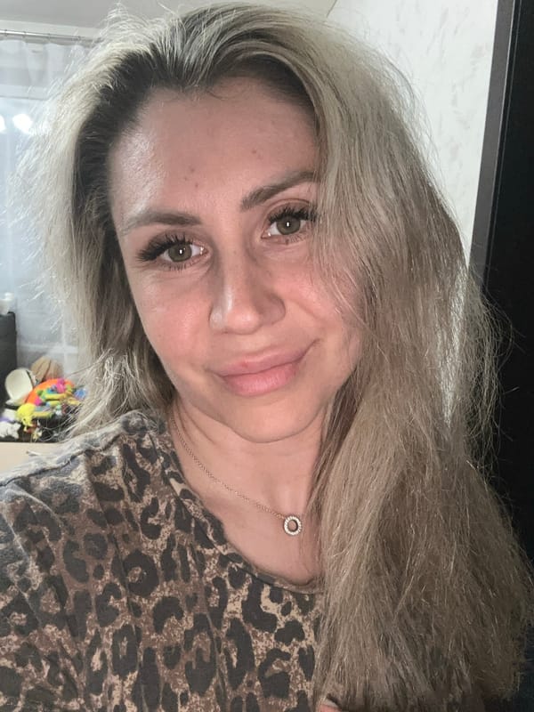 Casual afternoon at home in Novoaltaysk: cooking, pets, selfies