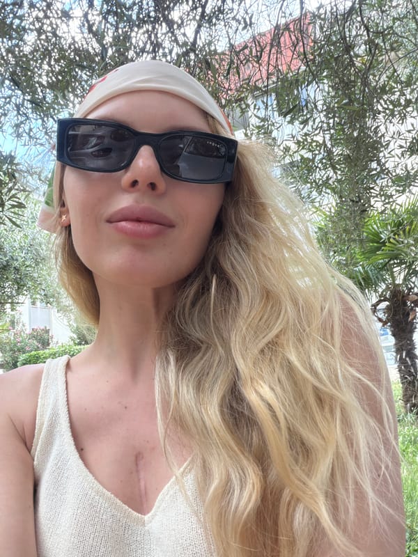 Woman in headscarf, young girl spotted around Budva streets