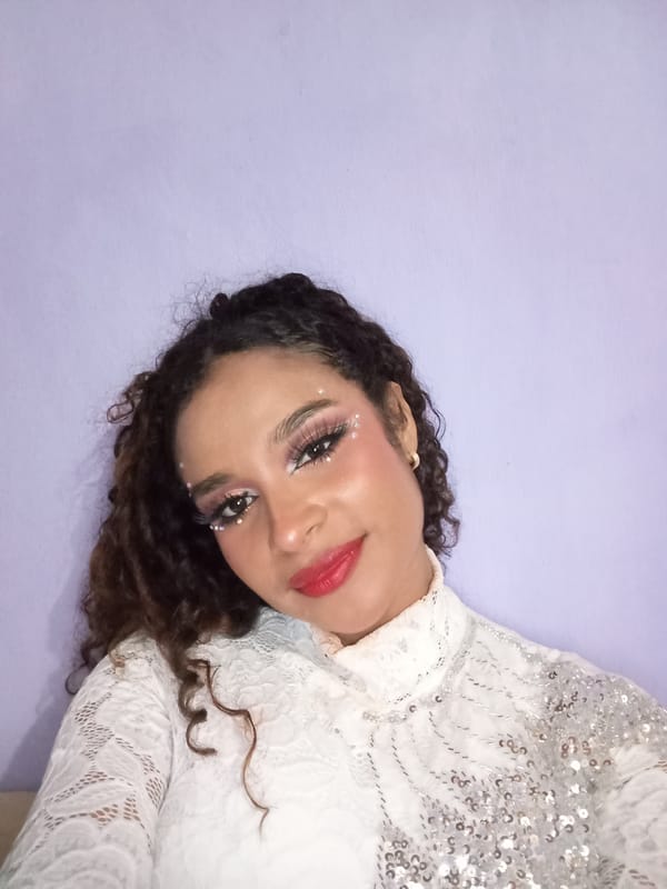 Woman conducts elaborate makeup selfie session in Juan Griego