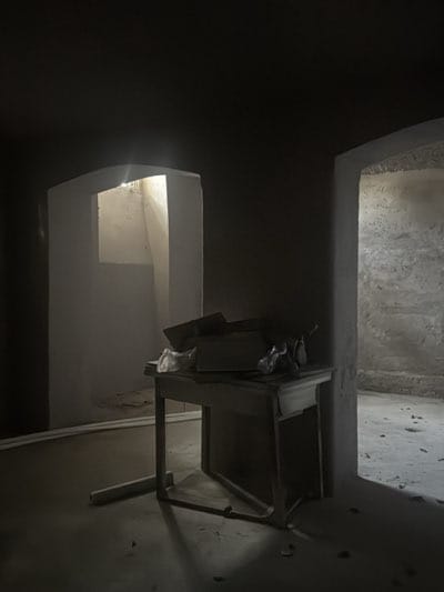 Abandoned room with dark walls documented in Erba