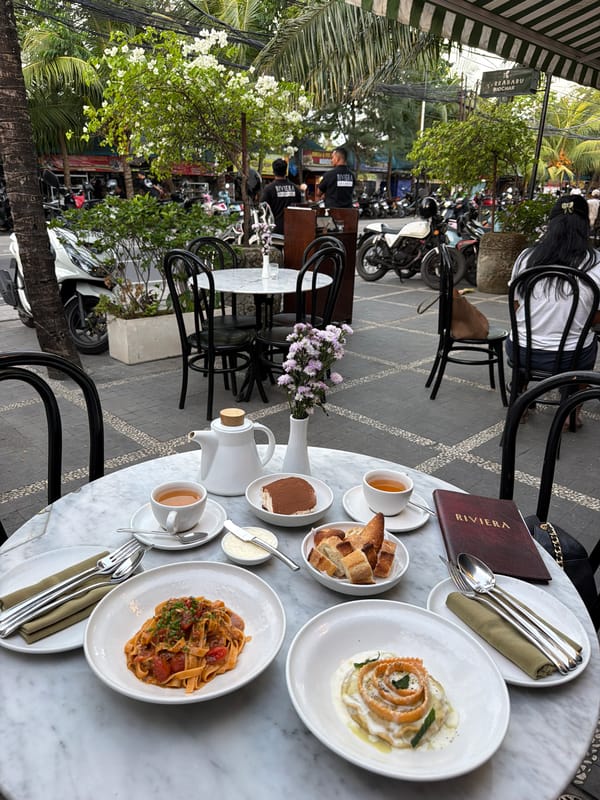 Tourist beach day documented across North Kuta restaurants and shoreline