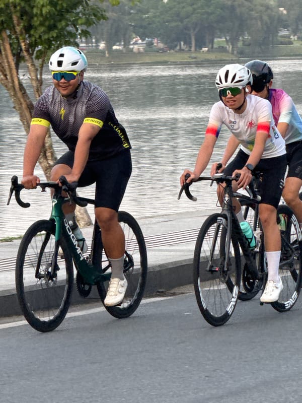 Evening activity along Đà Lạt's Xuân Hương Lake promenade
