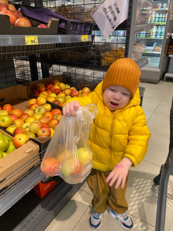 Toddler goes grocery shopping on rainy Sunday in Sochi