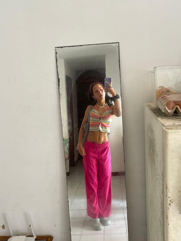 Mirror selfie session in a Porlamar home, bold outfit
