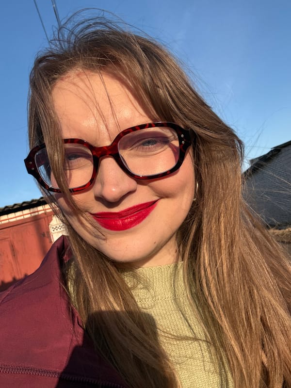 Ordinary afternoon moments captured across Izhevsk neighborhoods