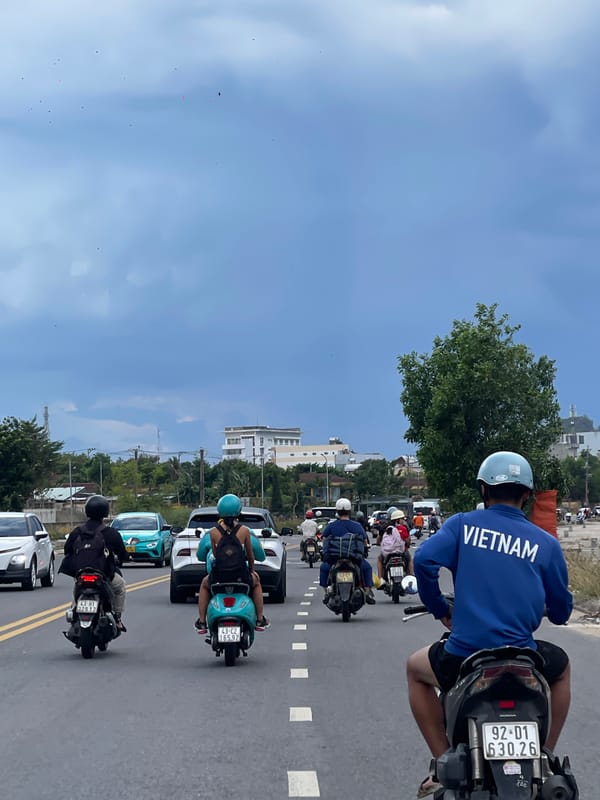 Street-level and skyline views across Đà Nẵng on a cloudy morning