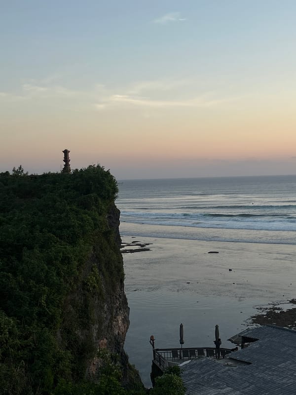 Cliffside dining and ocean views in Kuta Selatan