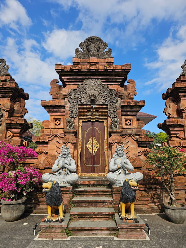 Balinese Temple Complex Documented in Hour-Long Denpasar Visit
