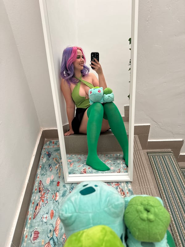 Woman takes Pokemon-themed mirror selfies in Zagreb