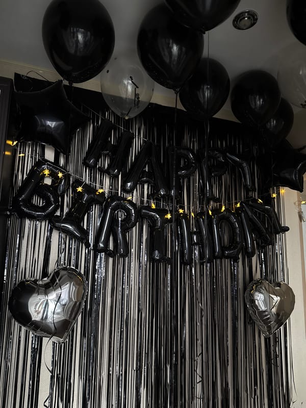 Birthday party celebrated in Izhevsk with monochromatic decorations