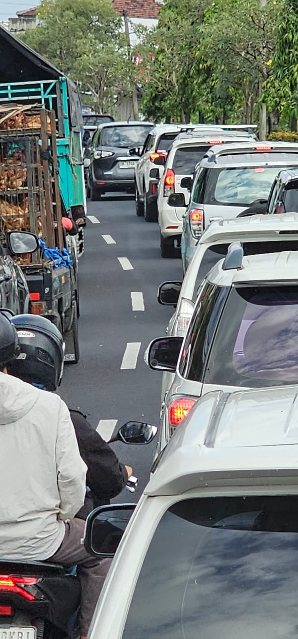 Heavy traffic congestion blocks Denpasar roads early morning