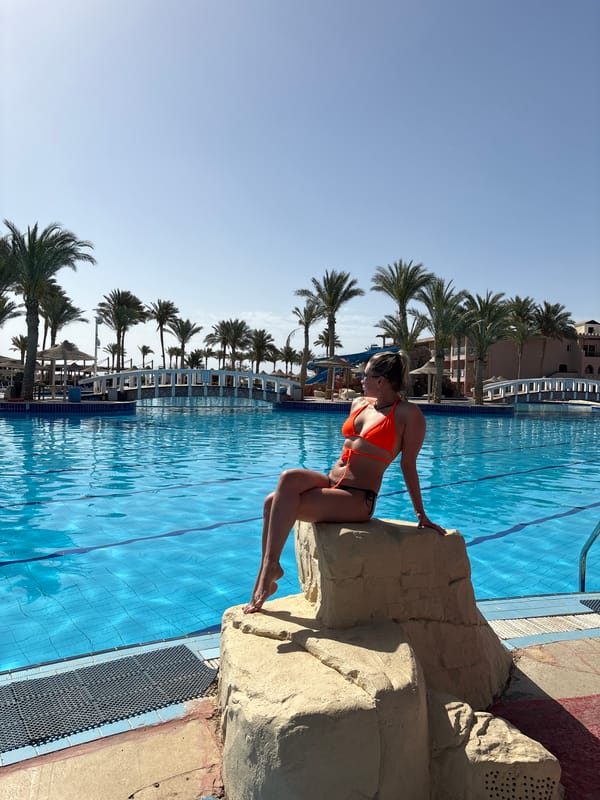 Everyday tourist moments documented across Egyptian location April 6