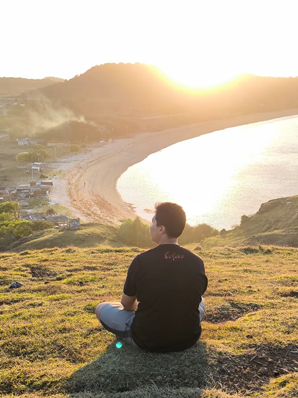 Sunset gathering at Kuta hillside viewpoint draws motorcycle visitors