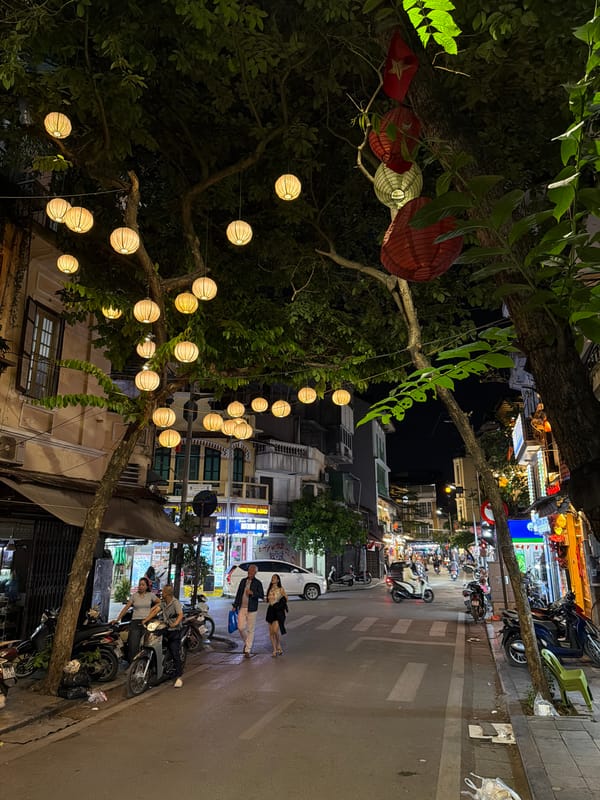 Witness captures bustling Hanoi night markets and illuminated streets