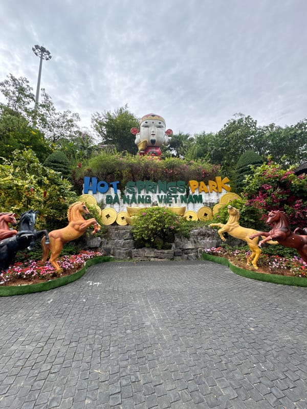 Hot Springs Park Đà Nẵng entrance and horse statues documented