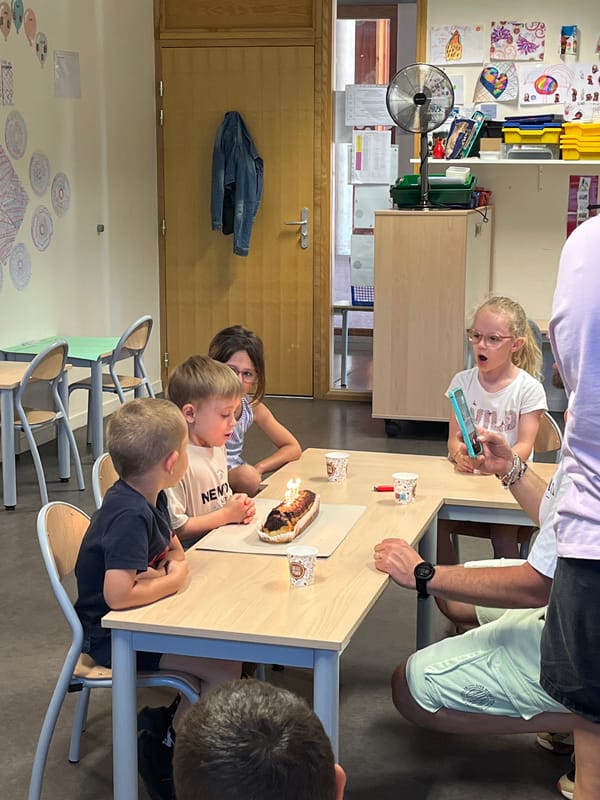 Children's cake celebration held in La Fouillouse classroom