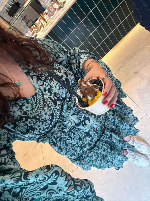 Customer enjoys frozen yogurt with fresh fruit toppings in Mexico City