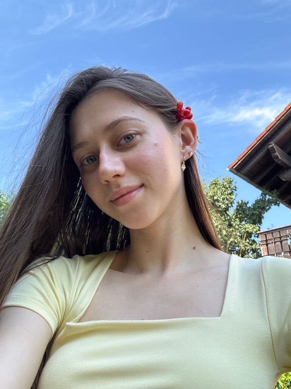 Garden morning in Wörth am Main: blooms, berries, and selfies