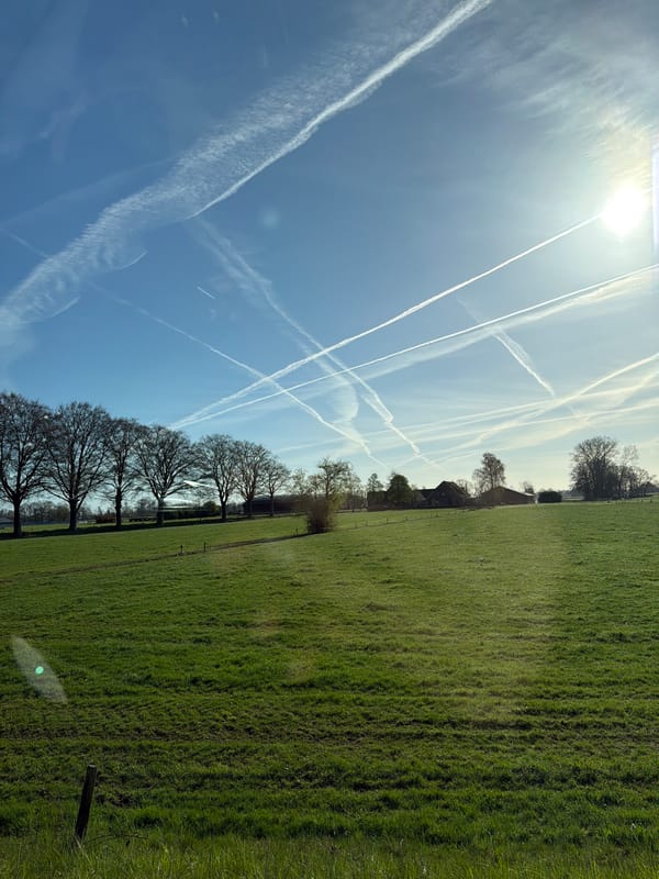 Clear skies with contrails observed over Vaassen countryside