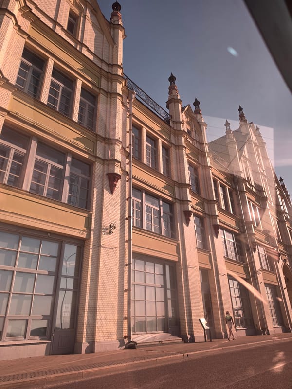 Golden-hour street scenes along a Nizhny Novgorod block