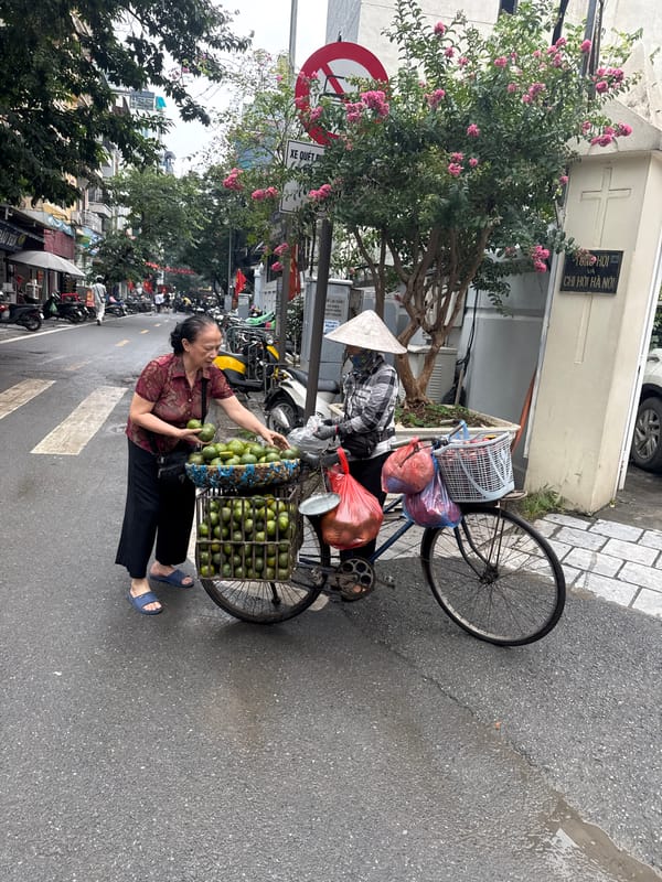 Early morning street life documented across Hà Nội