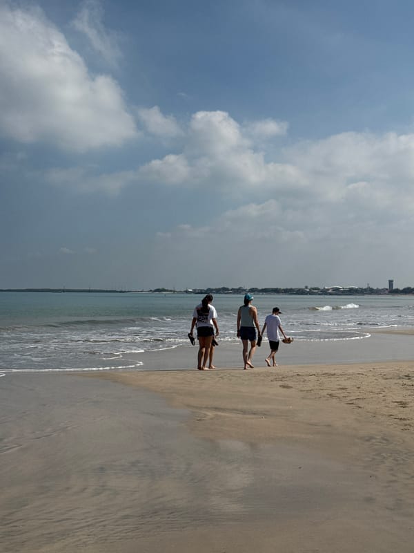 Sunny beach day draws visitors to Kuta Selatan shores