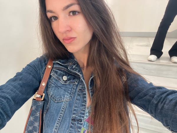 Woman documents morning routine in València building