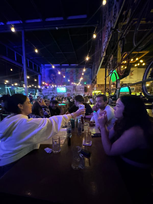 Nighttime dining scene documented at bicycle-themed restaurant in Puebla