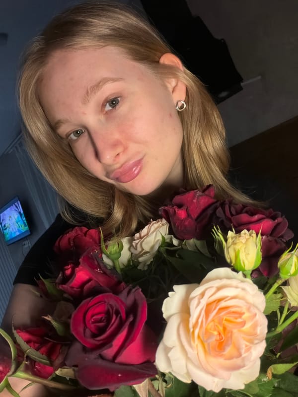 Woman poses with roses, smoothies in Rossiyskiy