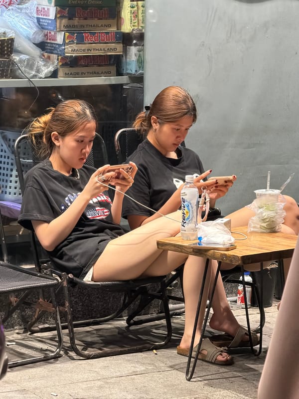 Two women use phones at Đà Nẵng cafe