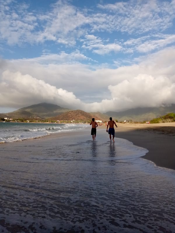 Families enjoy sunny afternoon at Pedro González beach, Venezuela