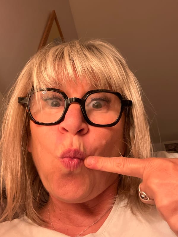 Woman poses with duck face expression in Chambœuf