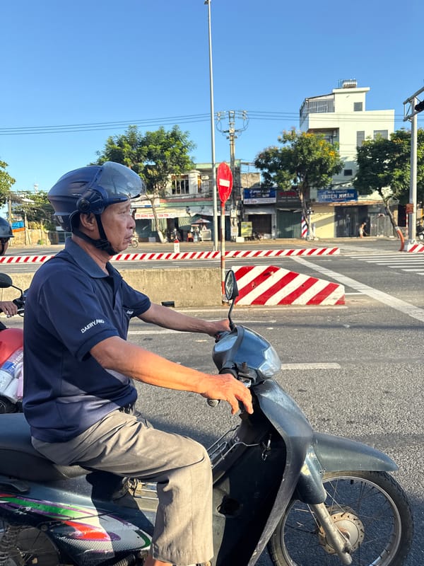 Street vendors and scooters on a Đà Nẵng corner