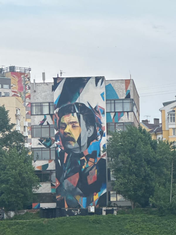 Tourist documents churches, restaurants, street art in Nizhny Novgorod